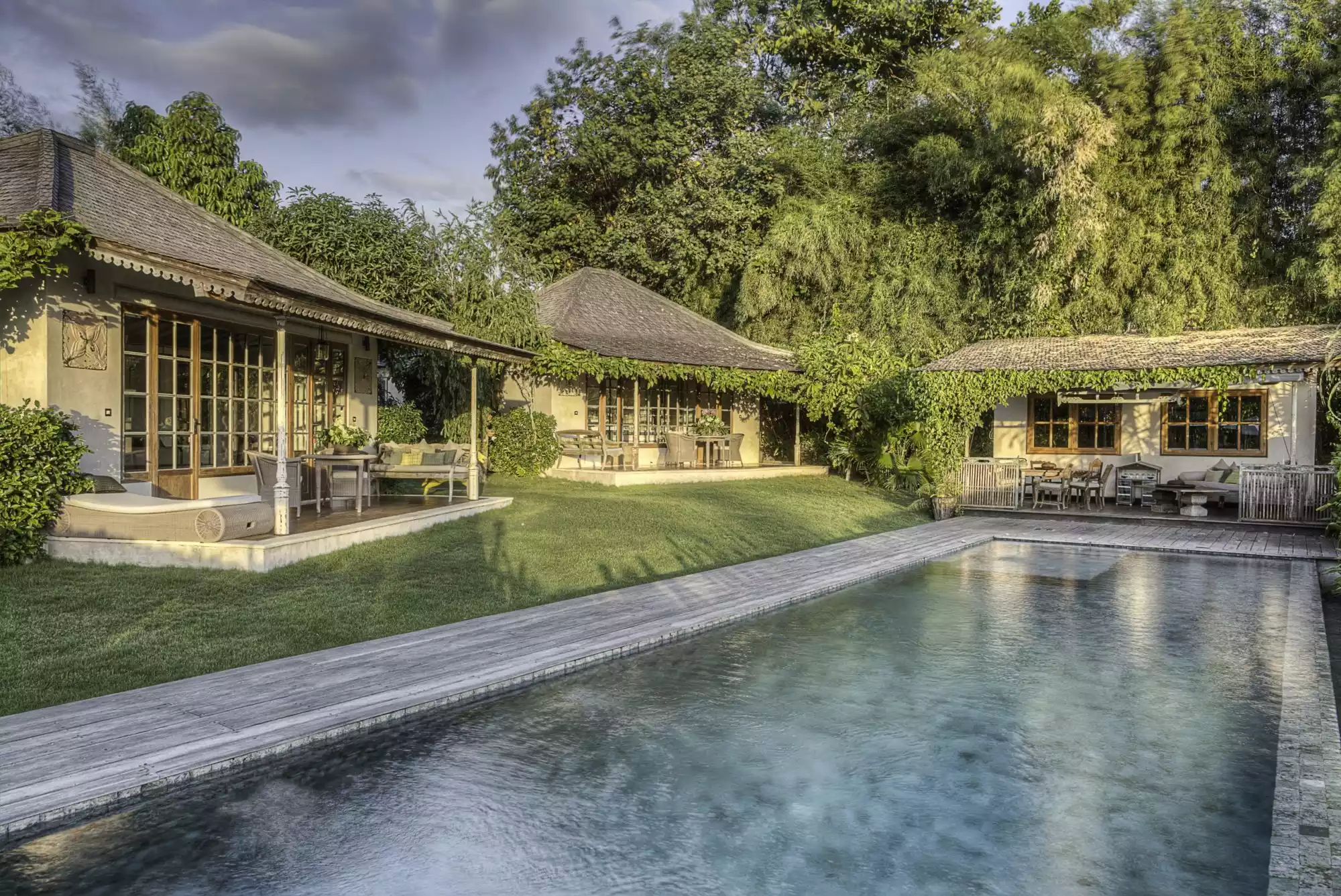 LUXURIOUS ANTIQUE DECOR & RICE FIELD VIEWS 8 BEDROOM VILLA FOR SALE LEASEHOLD IN UMALAS BE-110 